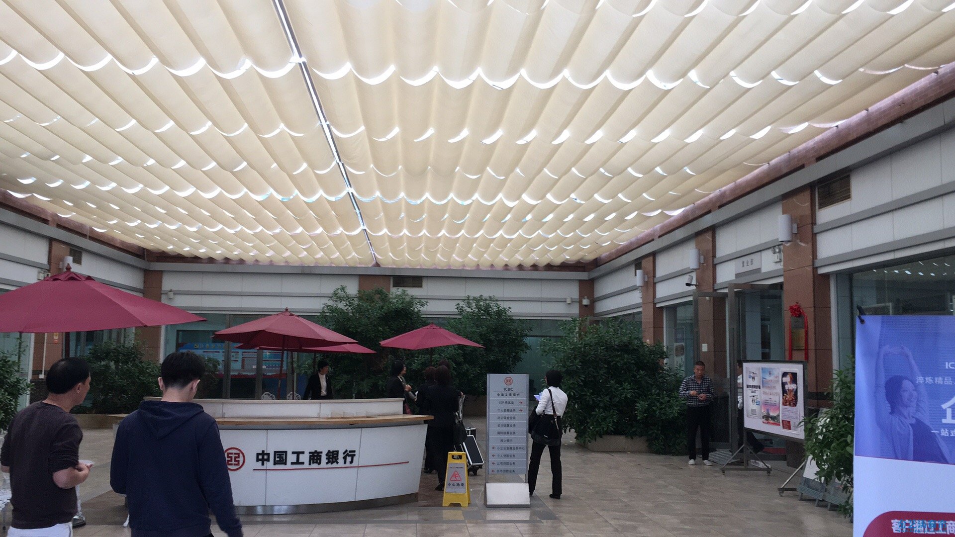 禪城區汾江南路麗日豪庭工商銀行大堂電動(dòng)遮陽(yáng)天棚簾安裝工程